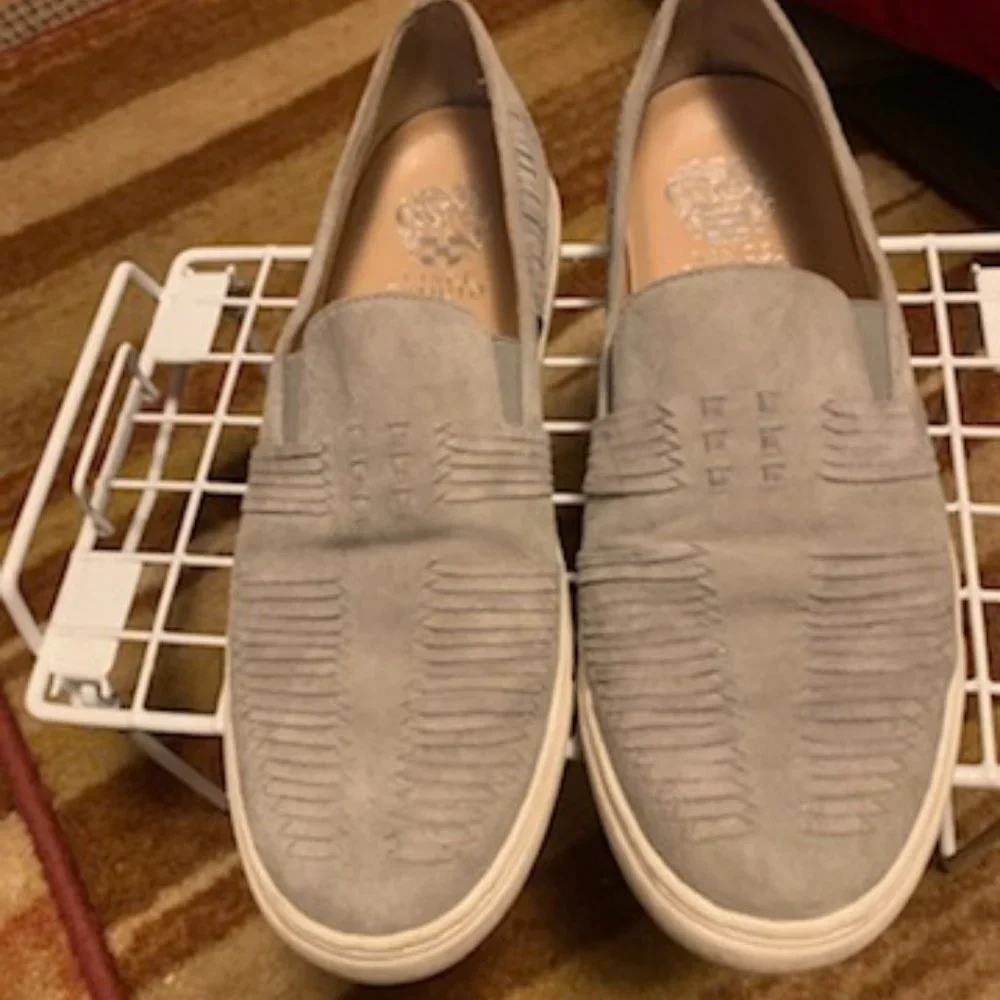 Vince Camuto Womens beyza Suede Closed Toe Loafers
